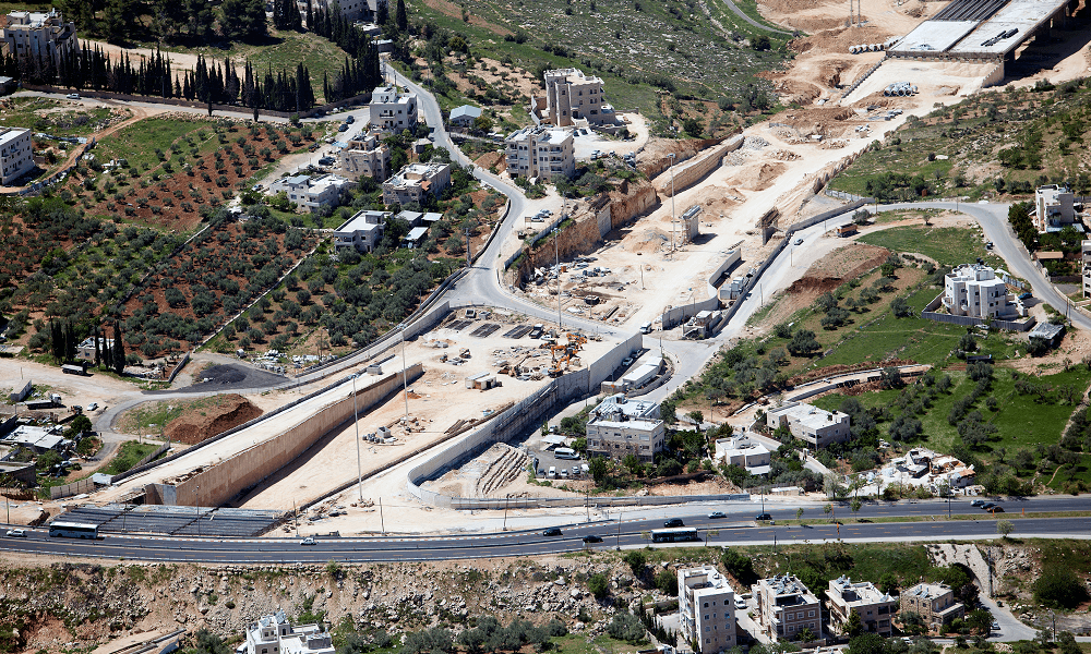בגין קטע 3ג - מבט מלמעלה על הכביש, בניינים וירוק מסביב